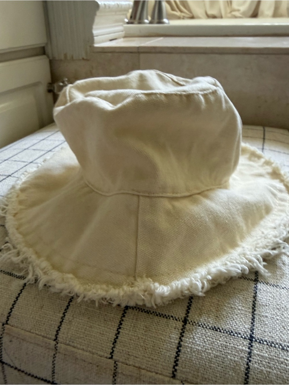 Unstructured bucket hat